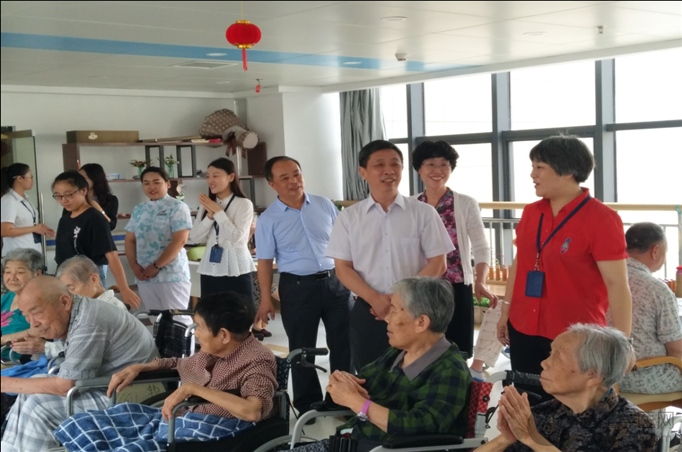 江苏省卫生计生委副主任何小鹏一行来徐调研医养结合工作