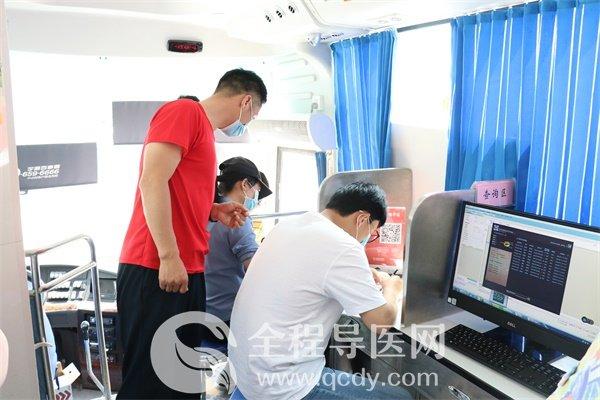 献血车开进君庭湖畔 爱心居民拼团献血—徐州无偿献血宣传月活动