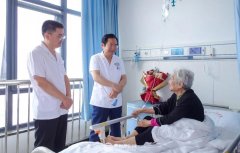 徐州市第一人民医院党委看望慰问离退休老党员、老干部