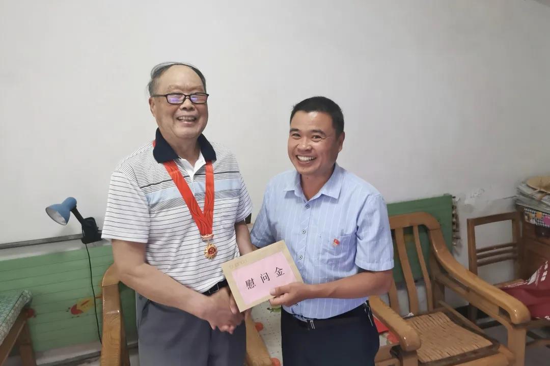 徐州市东方人民医院党委“七一”前夕慰问离休干部、老党员