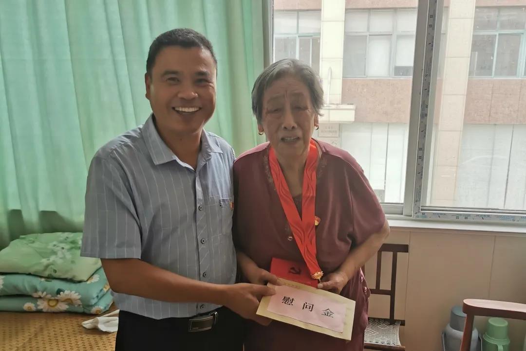 徐州市东方人民医院党委“七一”前夕慰问离休干部、老党员