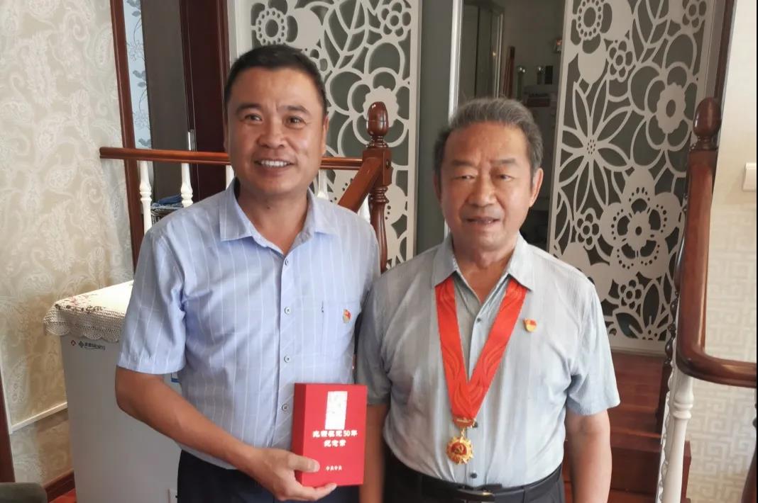 徐州市东方人民医院党委“七一”前夕慰问离休干部、老党员