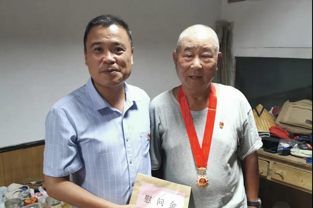 徐州市东方人民医院党委“七一”前夕慰问离休干部、老党员