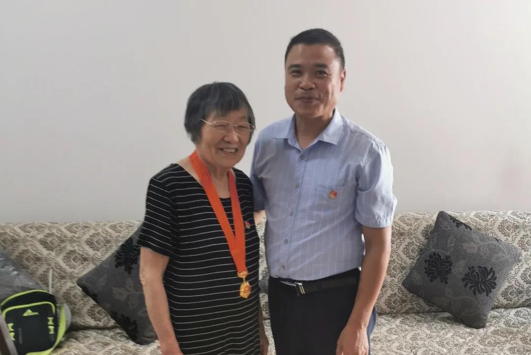 徐州市东方人民医院党委“七一”前夕慰问离休干部、老党员